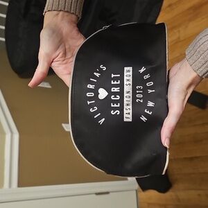 Victoria's Secret Pre-owned Makeup Bag